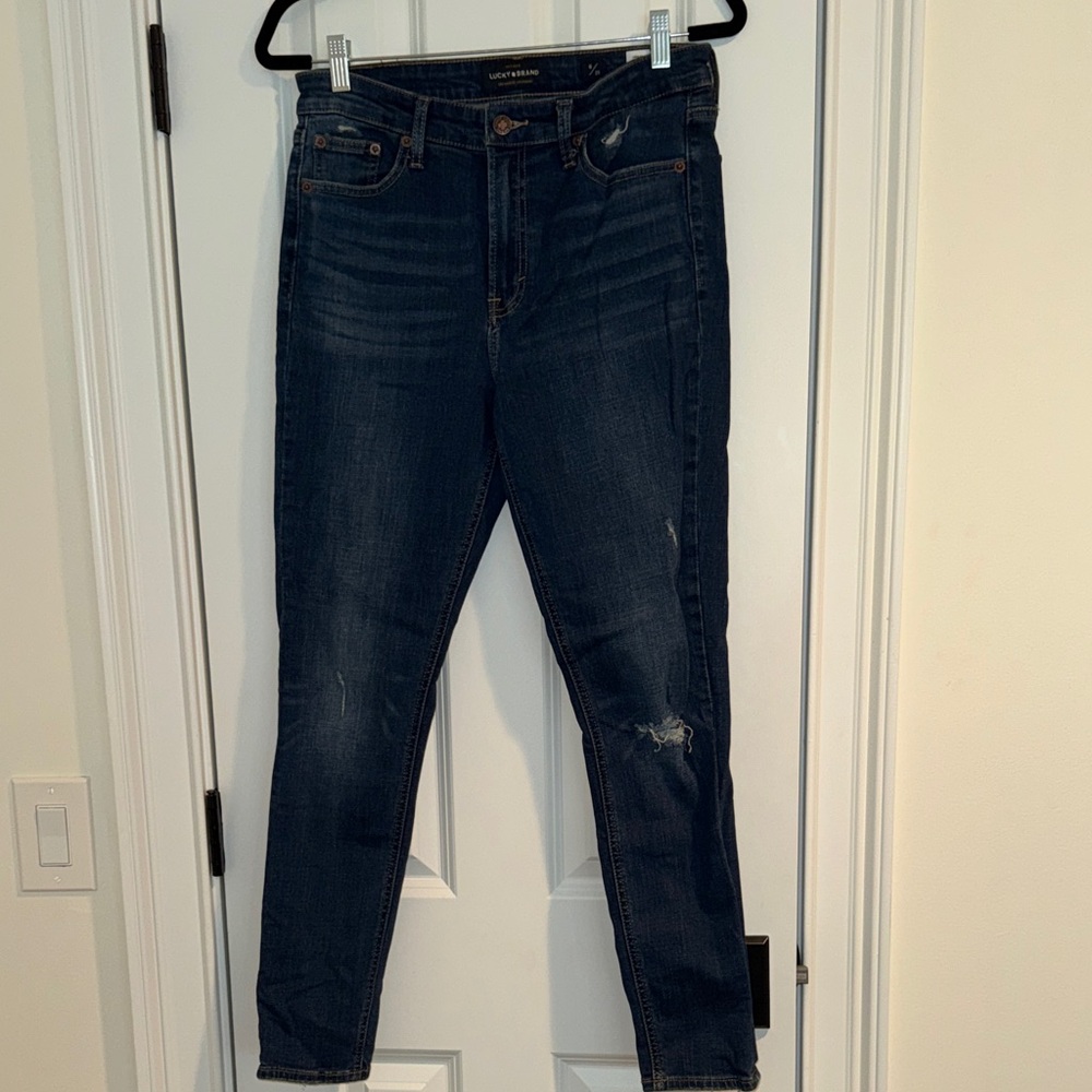 Lucky Brand Women's Skinny Jeans in Dark Blue with Light Distressing